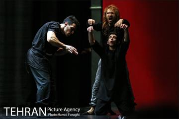 نمایش "من" در پردیس تئاتر تهران (خاوران) 24
