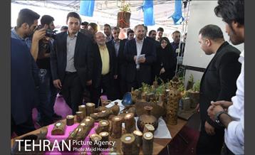 بازدید شهردار تهران از بازارچه مردم خرمشهر در کنار باغ موزه دفاع مقدس 9