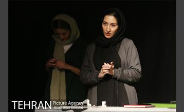 نمایش چند تکه لغزان، بر لبه سران یک وضعیت پیچان‎ 22