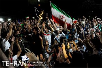 شادی مردم تهران پس از صعود تیم ملی فوتبال به جام جهانی 14
