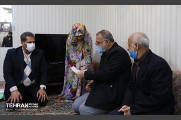 حضور شهردار تهران در منزل خانواده شهید عبدالله باقری 3