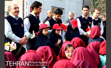 ادای احترام دانش آموزان به کارکنان آتش نشان ایستگاه 100‎ 20