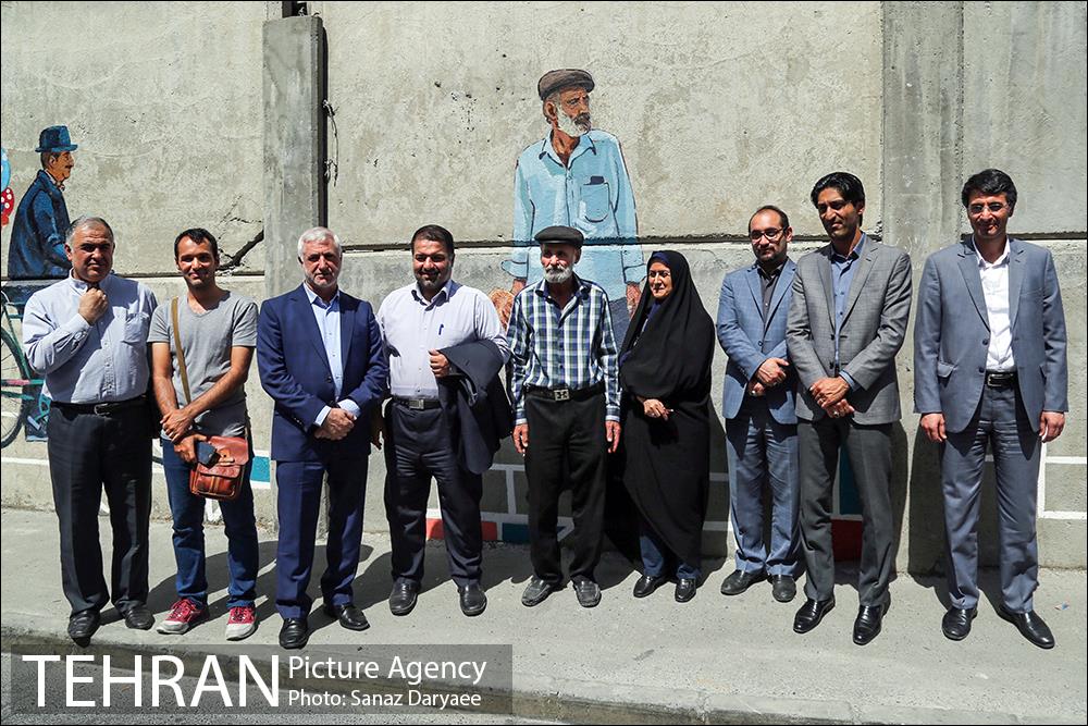 بازدید اعضا شورای شهر از دیوارنگاری جدار مترو خزانه 15