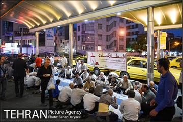 مراسم افطاری ساده در پایانه های تاکسیرانی شهر تهران 10