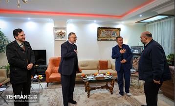 قرار خدمت؛ دیدار شهردار تهران با خانواده شهید آرمان علی وردی 17