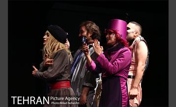 نمایش ماجرای عجیب سگی در شب 15