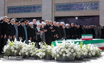 مراسم اقامه نماز بر پیکر آقای شهید ایران 35