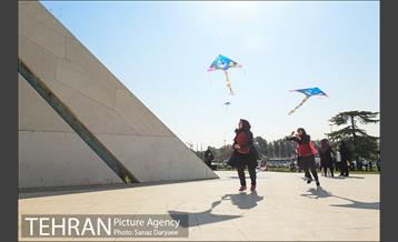 همایش زنگ تحرک و جشنواره بادبادک ها در میدان آزادی 33