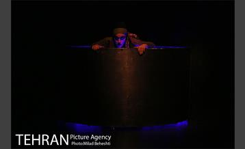 نمایش روزی می بایست می مرد‎ 2