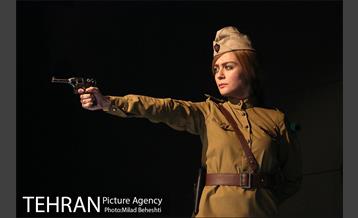 نمایش صبح یک روز لعنتی‎ 11