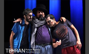 نمایش سفر به بی نهایت دور‎ 4