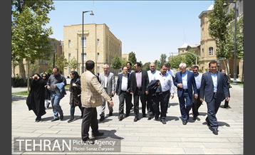 بازدید اعضا شورای شهر از محوطه سردرب باغ ملی و میدان مشق 19