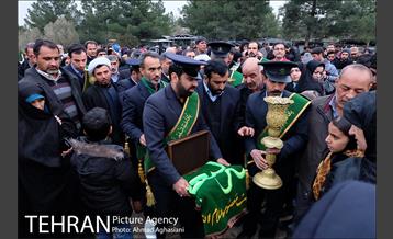 غبارروبی مزار شهدای آتش نشان باحضور خادمین حرم معصومه (س) 23