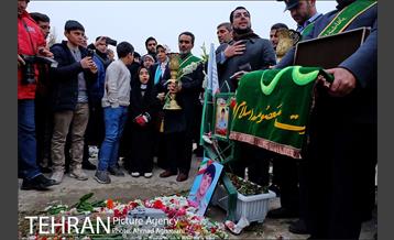 غبارروبی مزار شهدای آتش نشان باحضور خادمین حرم معصومه (س) 14