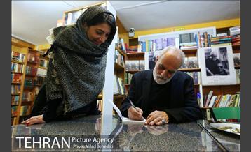 رونمایی و جشن امضای کتاب خانه ای با شیروانی قرمز در نشر ثالث‎ 27