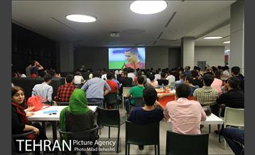 تماشای دیدار فینال یورو 2016 در فودکورت بازار چارسو‎ 10