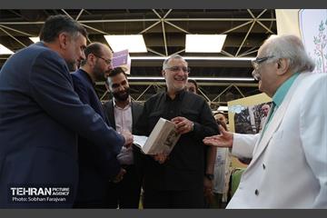 بازدید شهردار تهران از رویداد "اردی‌بهشت کتاب" 32