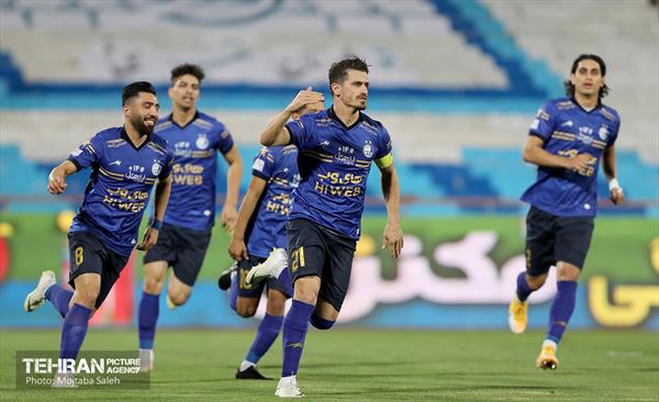 دیدار تیم‌های فوتبال استقلال و گل‌گهر 34