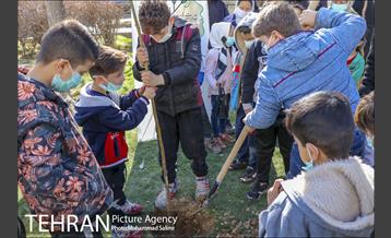 جشن نهال هاى کوچک شهر و تخم مرغ هاى رنگى در منطقه ٩