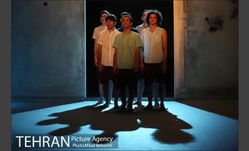 نمایش پسران تاریخ‎ 24