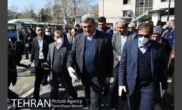 بازدید شهردار تهران از عملیات ضد عفونی کردن اتوبوس های شهری 15