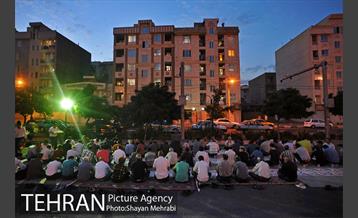 افطاری ساده در پایانه تاکسیرانی صادقیه 17