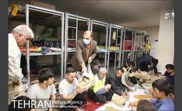 توزیع افطار بین پاکبان های شهر تهران 12