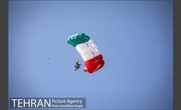 پرش با چتر از برج پرچم 12