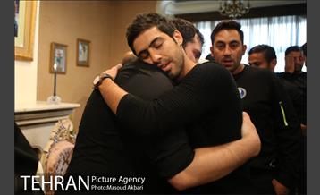 حضور بازیکنان و مربیان تیم استقلال در منزل مرحوم پورحیدری‎ 17