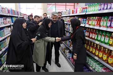 بازدید سخنگوی دولت از بازار میوه و تره‌بار و شهروند جلال آل احمد 17