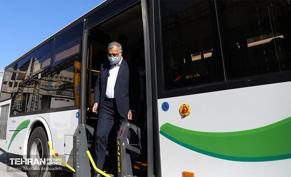 بـازدید شهردار تهران از اتوبوس‌های برقی و ون‌های ویژه جانبازان و معلولان 10
