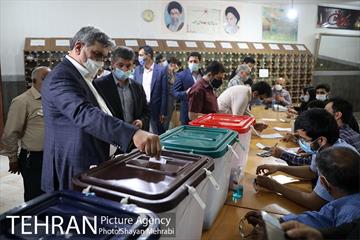 حضور شهردار تهران در انتخابات 1400