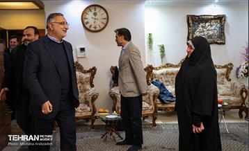 قرار خدمت؛ دیدار شهردار تهران با خانواده شهید آرمان علی وردی 4