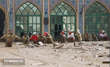 تلاش نیروهای امدادی شهرداری تهران برای تخلیه مناطق سیل زده کن