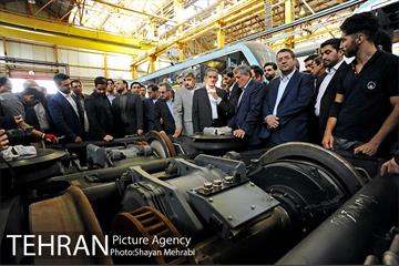 بازدید معاون اول رئیس جمهور به همراه شهردار تهران از کارخانه واگن‌سازی تهران 31
