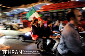 شادی مردم تهران پس از صعود تیم ملی فوتبال به جام جهانی 1