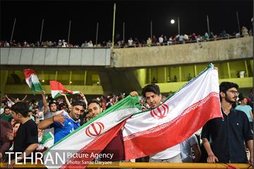 تماشای دیدار تیم‌های ملی ایران و پرتقال در استادیوم آزادی 30