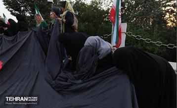 اهتزاز پرچم عزای حسینی بر فراز برج پرچم ایران 16