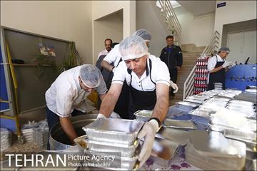 توزیع 3300 پرس غذا بین نیازمندان با کمک های مردمی 8