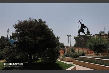 رونمایی از مجسمه آرش کمانگیر در میدان ونک 11