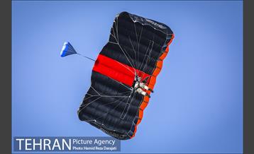 پرش با چتر از برج پرچم 25