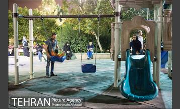 حضور شبانه مردم در بوستان بهمن‎ 13