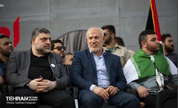 استقبال از خانواده شهدای غزه در میدان فلسطین تهران 13