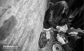 بح روز تاسوعا محله سنگلچ با قابلمبه‌های پر از حلوا و صدای پی در پی صلوات مردمی که مشغول پخت حلوا هستند حال و هوای خاصی به خود می‌گیرد.