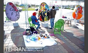 جشنواره تخم مرغ رنگی در میدان آزادی 7