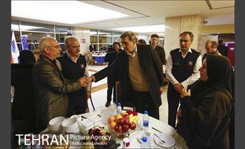 نشست صمیمانه خانواده های شهدای آتش نشان حادثه ساختمان پلاسکو با شهردار تهران 7