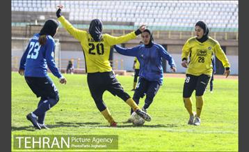 دیدار تیم‌های فوتبال بانوان البرز و سپاهان 24