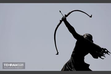 رونمایی از مجسمه آرش کمانگیر در میدان ونک 2