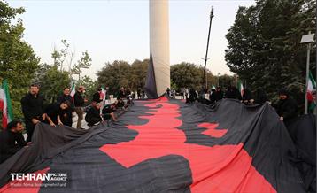 اهتزاز پرچم عزای حسینی بر فراز برج پرچم ایران 17
