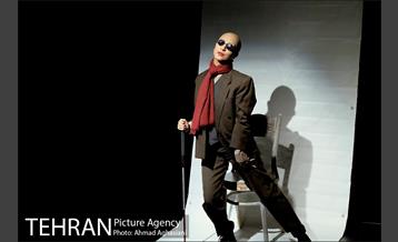 نمایش "همه چیز می گذرد، تو نمی گذری" 8